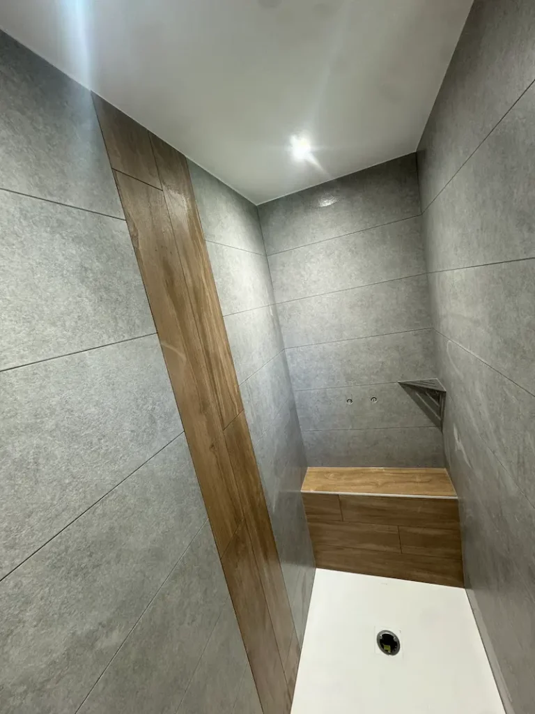 Carrelage salle de bain avec assise