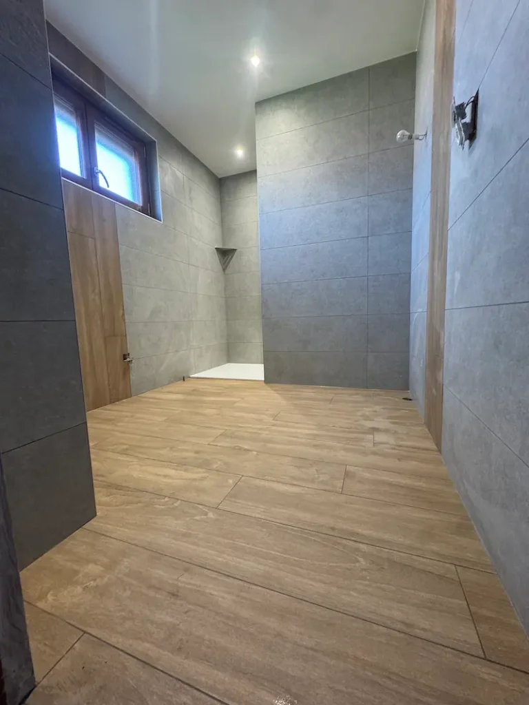 Carrelage salle de bain gris et marron